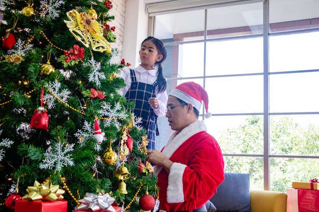 Vollständiger Mann mit Weihnachtsbaum