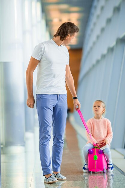 Foto vollständiger vater mit tochter am flughafen