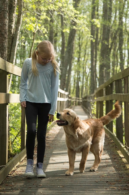 Vollständiges Mädchen mit Hund