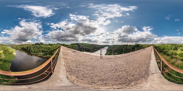 Vollständiges nahtloses 360-Grad-Panorama in equirectangular sphärischen äquidistanten Projektion Panoramaansicht auf verlassener Brücke in der Nähe des Flusses mit schönen Wolken Skybox als Hintergrund für Virtual-Reality-Inhalte