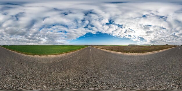 Vollständiges nahtloses sphärisches Hdri-Panorama 360-Grad-Winkelansicht auf Asphaltstraße zwischen Feldern am Herbsttag mit schönen Wolken in äquirechteckiger Projektion, bereit für VR-AR-Virtual-Reality-Inhalte