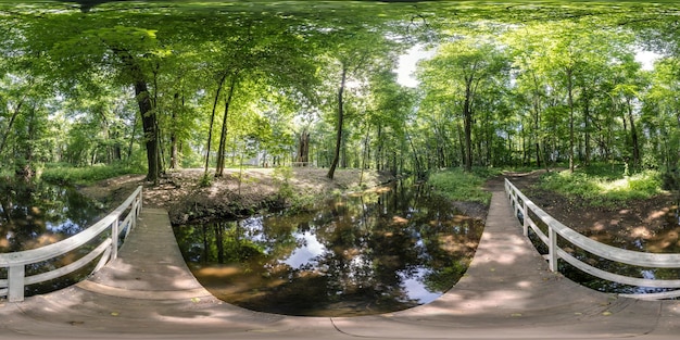 Vollständiges nahtloses sphärisches Hdri-Panorama 360-Grad-Winkelansicht auf einer Holzbrücke über einem kleinen Fluss im Wald in equirectangulärer Projektion VR-AR-Inhalt