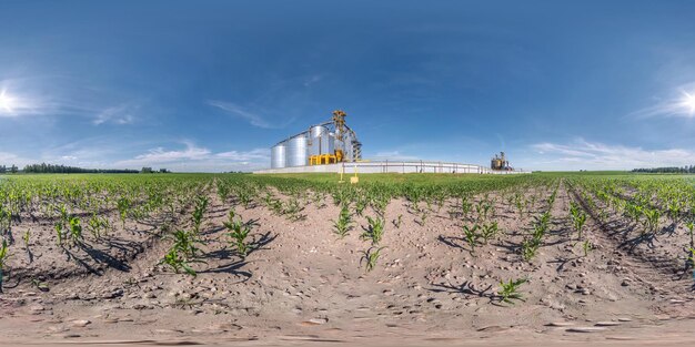 Vollständiges nahtloses sphärisches Hdri-Panorama 360-Grad-Winkelansicht in der Nähe von Silbersilos zum Trocknen, Reinigen und Lagern von landwirtschaftlichen Produkten in einer gleichrechteckigen Projektion, bereit für die virtuelle Realität von VR AR