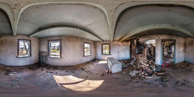 Vollständiges nahtloses sphärisches Hdri-Panorama 360-Grad-Winkelansicht in einem verlassenen Holzhaus im Dorf in einer gleichrechteckigen Projektion bereit für AR VR-Virtual-Reality-Inhalte