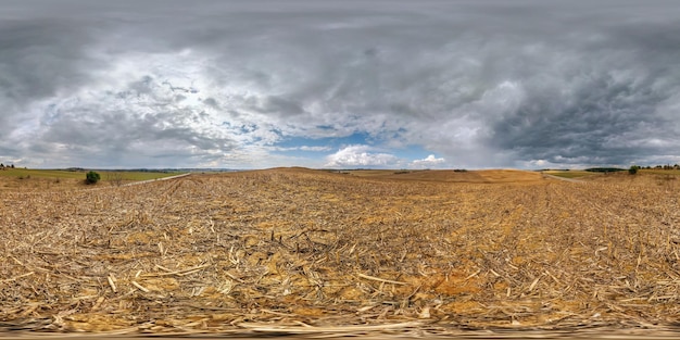 Vollständiges nahtloses sphärisches Hdri-Panorama 360-Grad-Winkelansicht zwischen den landwirtschaftlichen Feldern im Herbsttag vor dem Sturm in einer gleichrechteckigen Projektion, bereit für VR-AR-Virtual-Reality-Inhalte