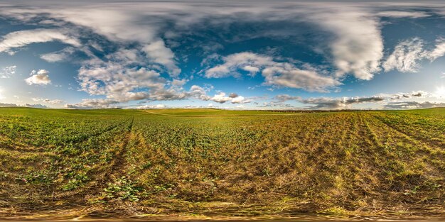 Vollständiges nahtloses sphärisches Hdri-Panorama 360-Grad-Winkelansicht zwischen Feldern am sonnigen Herbsttag mit fantastischen Wolken in äquirechteckiger Projektion mit Zenit und Nadir, bereit für die virtuelle Realität von VR AR