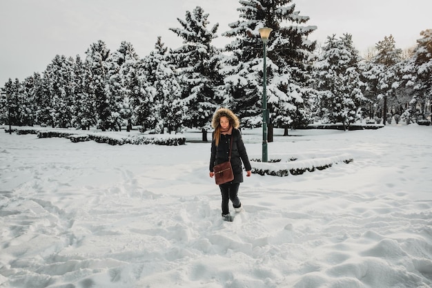 Vollständiges Porträt einer Frau auf einem schneebedeckten Feld