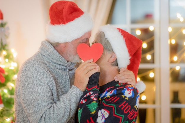 Vollständiges Porträt eines Mannes, der im Winter einen Weihnachtsbaum hält