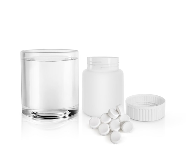 Vollständiges Rezept, das ein Glas Wasser, eine weiße leere Plastikflasche und eine weiße Pille 3D-Rendering zeigt