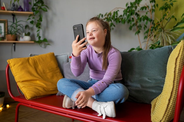 Foto vollständiges schussmädchen, das smartphone hält