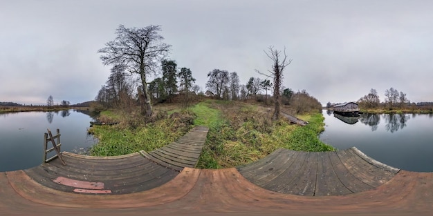 Vollständiges sphärisches Hdri-Panorama 360-Grad-Winkelansicht auf Holzsteg im See in der Nähe des alten verlassenen Landungsstegs Debarkader in äquirektangulärer Projektion mit zenitbereitem VR-AR-Virtual-Reality-Inhalt