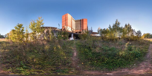 Vollständiges sphärisches nahtloses Panorama 360-Grad-Winkelansicht in der Nähe von Betonstrukturen verlassenes unfertiges Gebäude des Flughafens 360-Panorama in equirectangulärer äquidistanter Projektion VR-AR-Inhalt