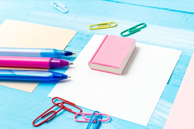 Foto volta ao conceito de escola com artigos de papelaria material de escritório canetas, lápis, pincéis, canetas de feltro, marcadores, clipes de papel