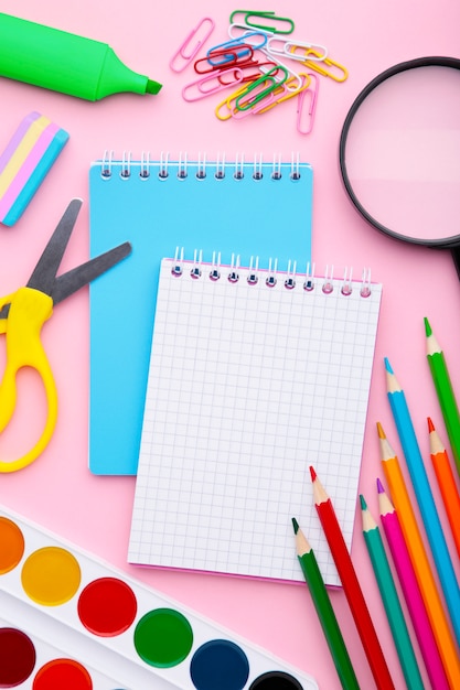 Foto volta ao conceito de escola em fundo rosa com espaço de cópia