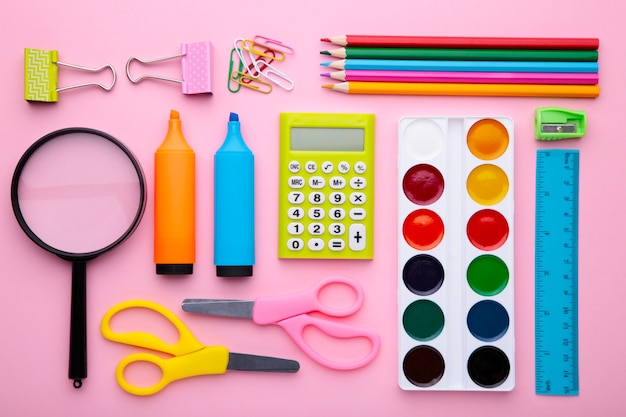 Volta ao conceito de escola em fundo rosa, vista superior