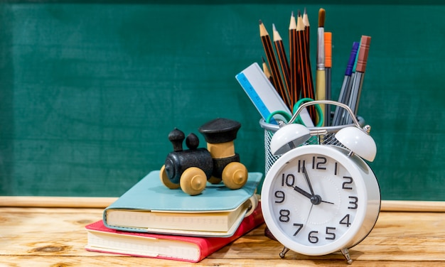 Volta ao conceito de escola. lápis de cor e suprimentos na mesa de madeira