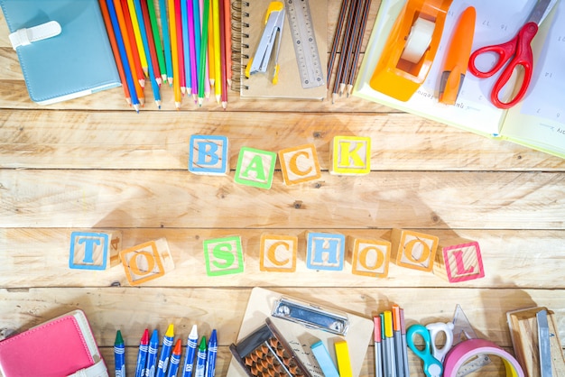Volta ao conceito de escola. vista superior do lápis colorido e suprimentos na mesa de madeira