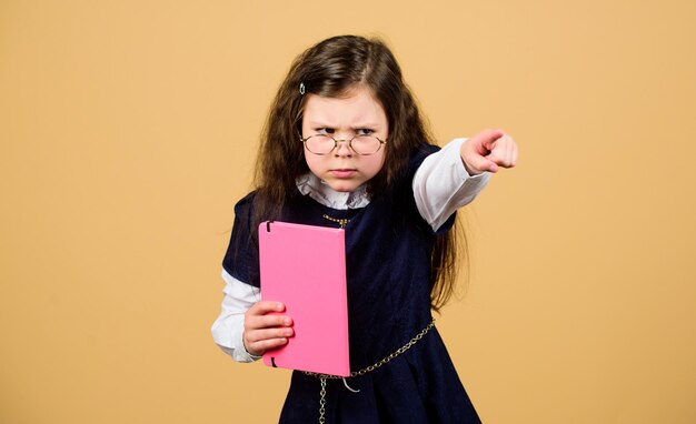 Volta às aulas Dia do conhecimento Estresse escolar causa ansiedade Estudo sério de criança Dia escolar estressante Educação o que resta depois que se esqueceu o que aprendeu na escola