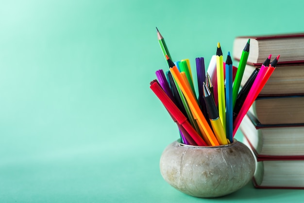 Volta para escola design com elementos da educação, material escolar.