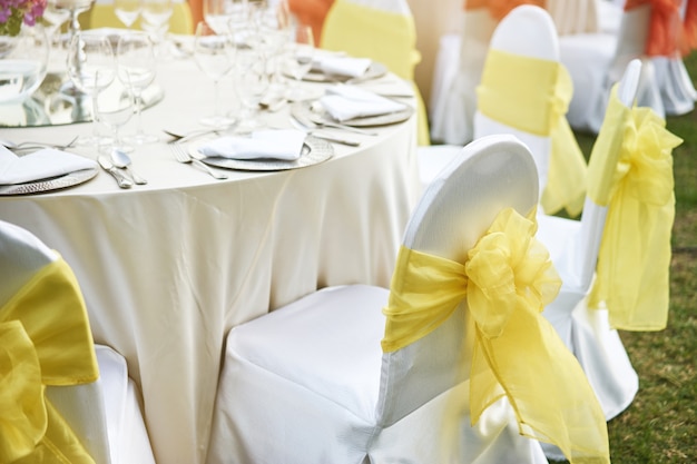 Voltar de spandex capa branca cadeiras amarelo organza faixa para mesa de jantar de recepção de casamento