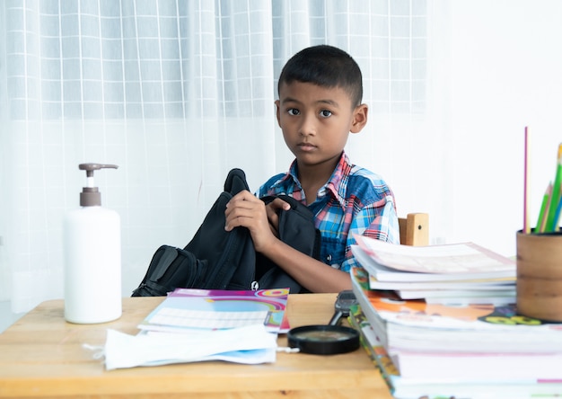 Volte para a escola, menino bonitinho com mochila