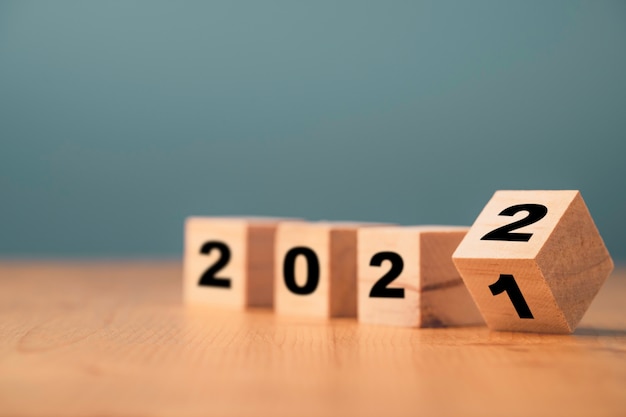 Volteo de un bloque de cubo de madera para el año 2021 a 2022