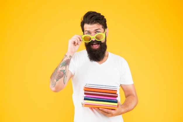 Voltou a dar aulas. Professor da escola segura livros. Homem barbudo ensinando literatura. Técnicas pedagógicas e métodos de ensino. Ensino e pedagogia. Escola e educação.