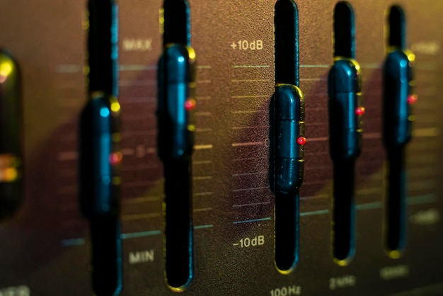 Foto volumen- und equalizer-controller-details in einer alten stereoanlage