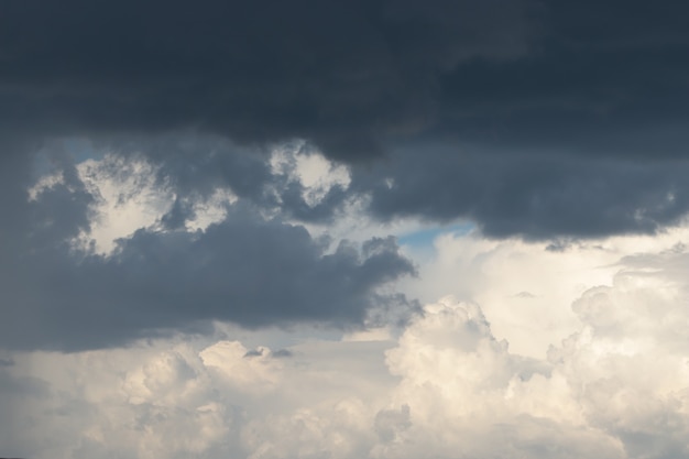 Volumétricas lindas nuvens são escuras e claras e lindas nuvens com mau tempo