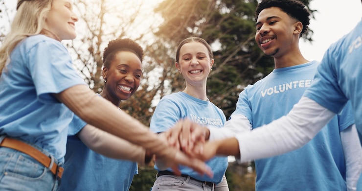 Foto voluntário do parque e mãos de amigos em círculo juntos para a solidariedade em projeto verde sustentável objetivos de colaboração e pessoas em grupo para o trabalho em equipe cuidado comunitário e responsabilidade social