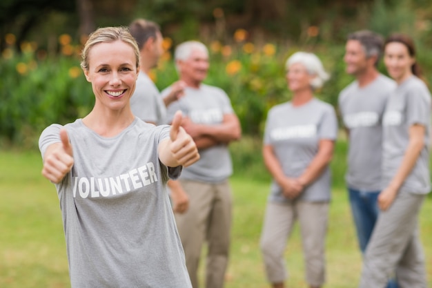 Voluntário feliz com o polegar para cima