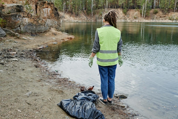 Voluntario mirando la superficie del lago