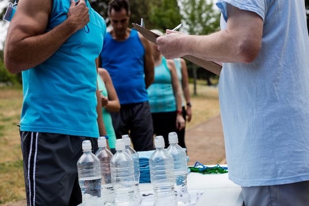 Voluntario que registra el nombre de los atletas para la carrera