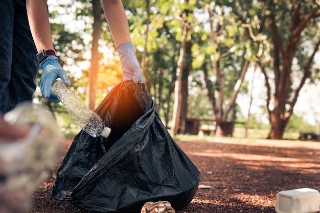 Voluntário segurando lixo plástico Limpo para descartar o lixo corretamente