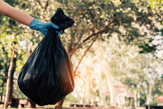 Voluntário segurando lixo plástico Limpo para descartar o lixo corretamente