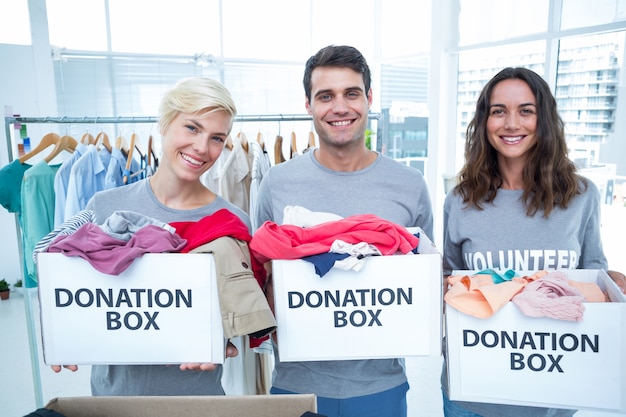 Voluntarios amigos con cajas de donación