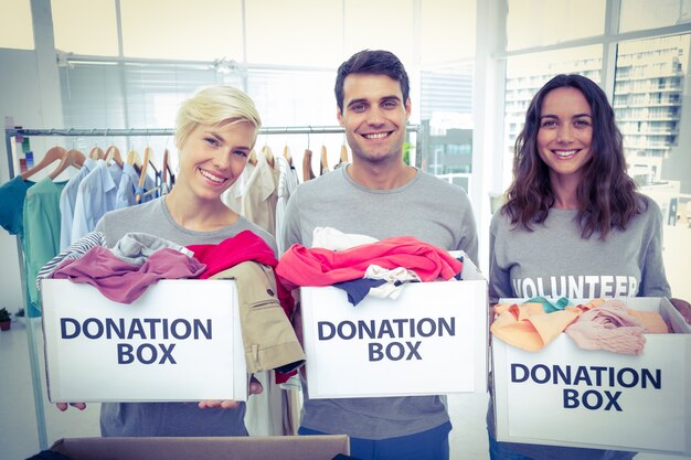 Voluntarios amigos con cajas de donación