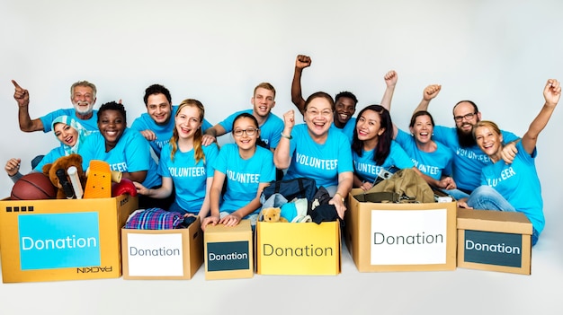 Foto voluntarios ayudando con caridad.