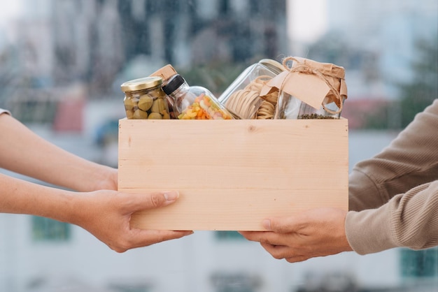 Voluntarios con caja de donación con alimentos