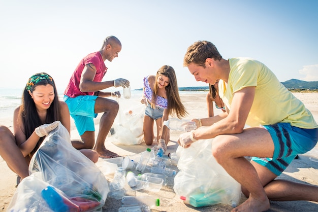Voluntários coletando plástico na praia
