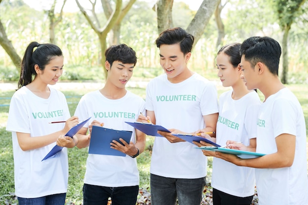 Voluntarios distribuyendo su trabajo.