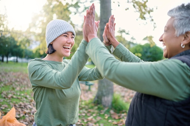 Voluntários e comunidade comemoram a limpeza de lixo, poluição, resíduos, produtos ou apoio ao meio ambiente Equipe de diversidade feliz Ajuda de caridade de ONG ou pessoas ecológicas feitas com limpeza da natureza