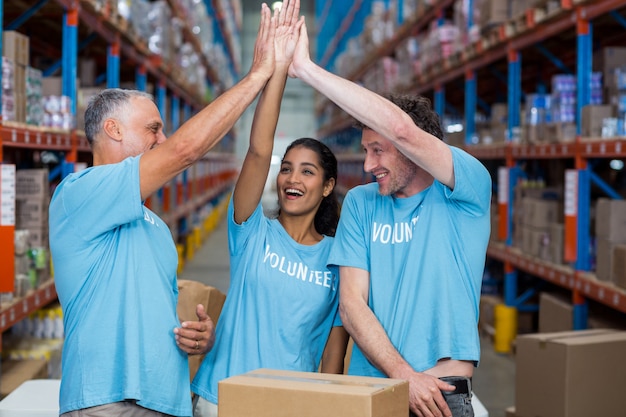 Voluntários felizes estão batendo palmas