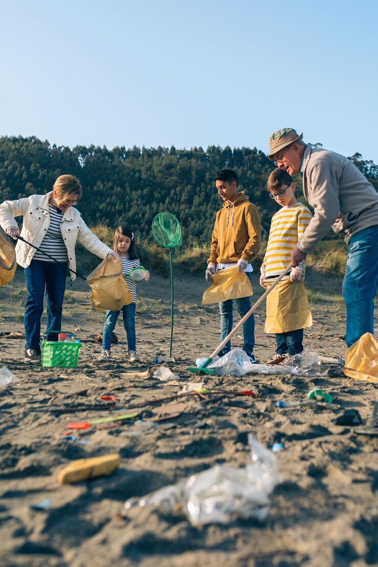 Voluntarios limpiando la playa