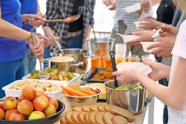 Voluntarios que dan comida a las personas pobres Concepto de pobreza
