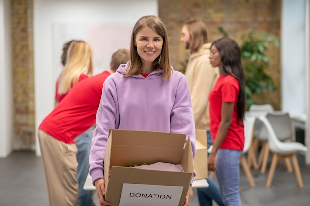 Foto voluntarios que trabajan en un centro de distribución de donaciones.