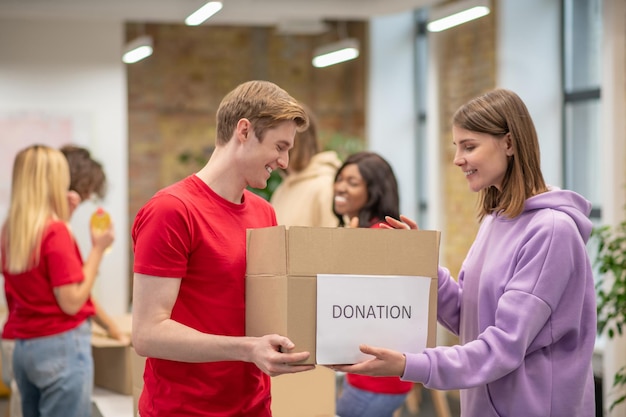 Voluntarios que trabajan en un centro de distribución de donaciones.