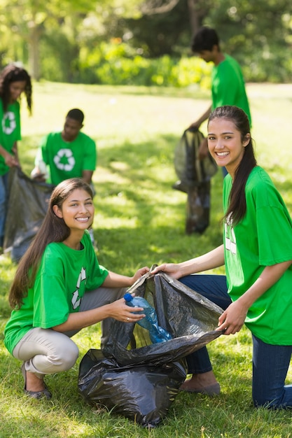 Voluntarios recogiendo basura en el parque