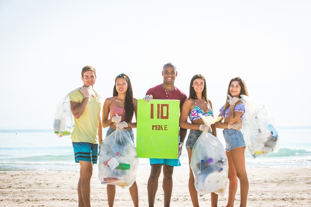 Voluntarios recogiendo plástico en la playa