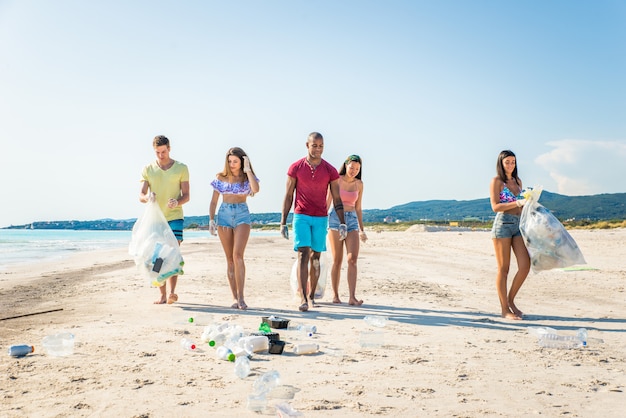 Voluntarios recogiendo plástico en la playa